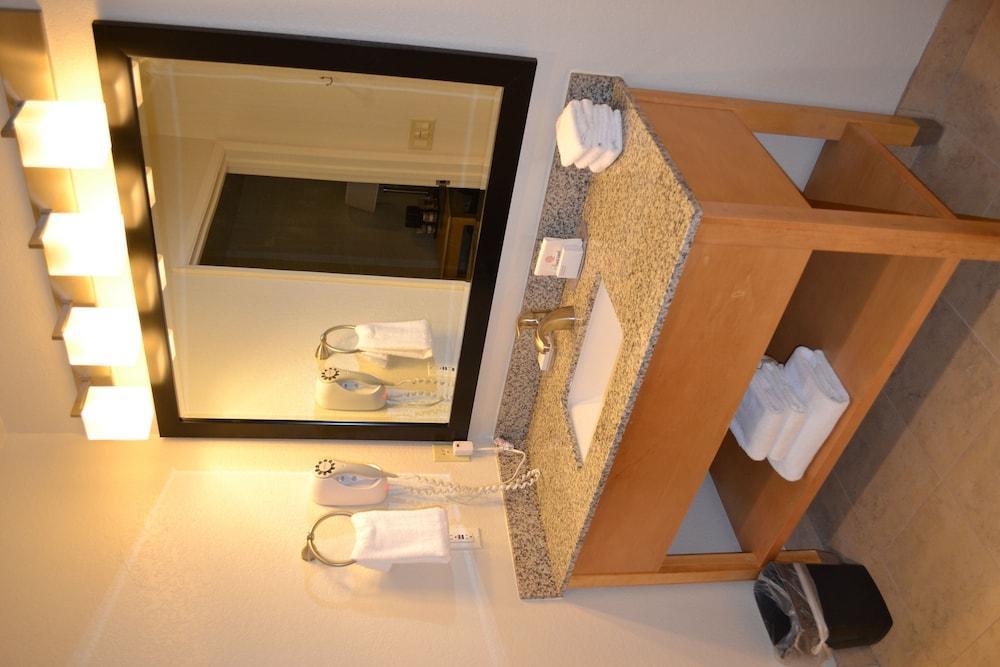 מנטקה Best Western Plus Executive Inn & Suites מראה חיצוני תמונה