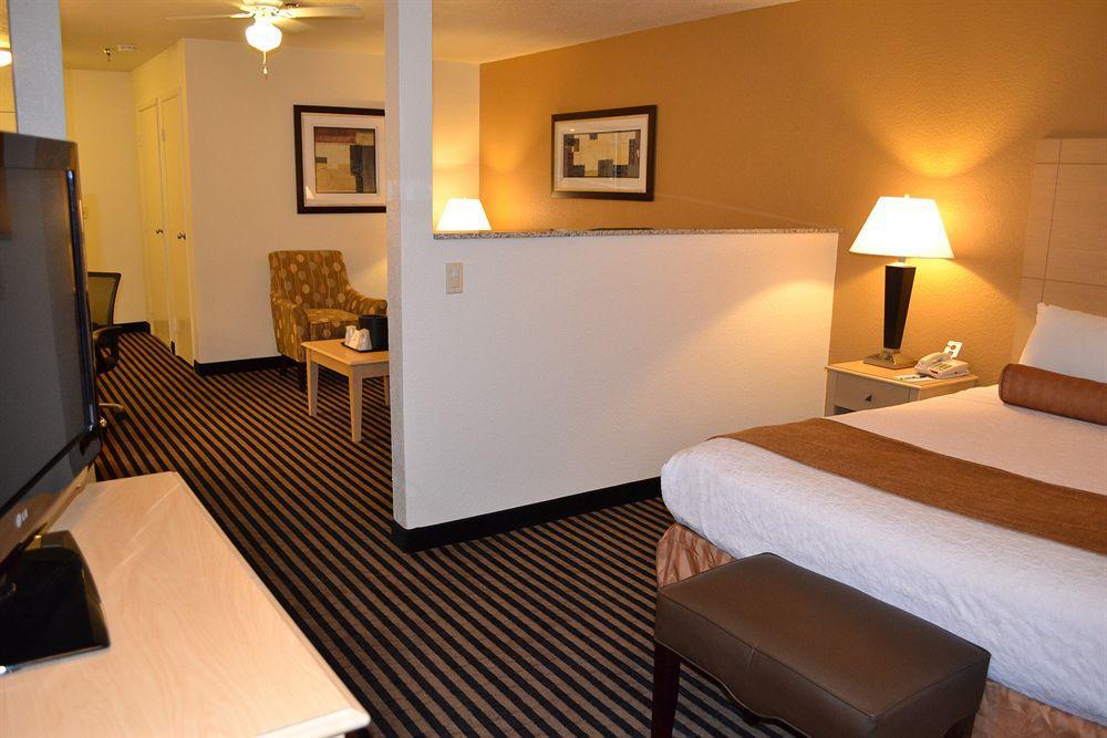 מנטקה Best Western Plus Executive Inn & Suites מראה חיצוני תמונה