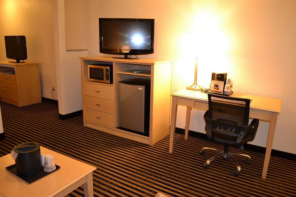 מנטקה Best Western Plus Executive Inn & Suites מראה חיצוני תמונה