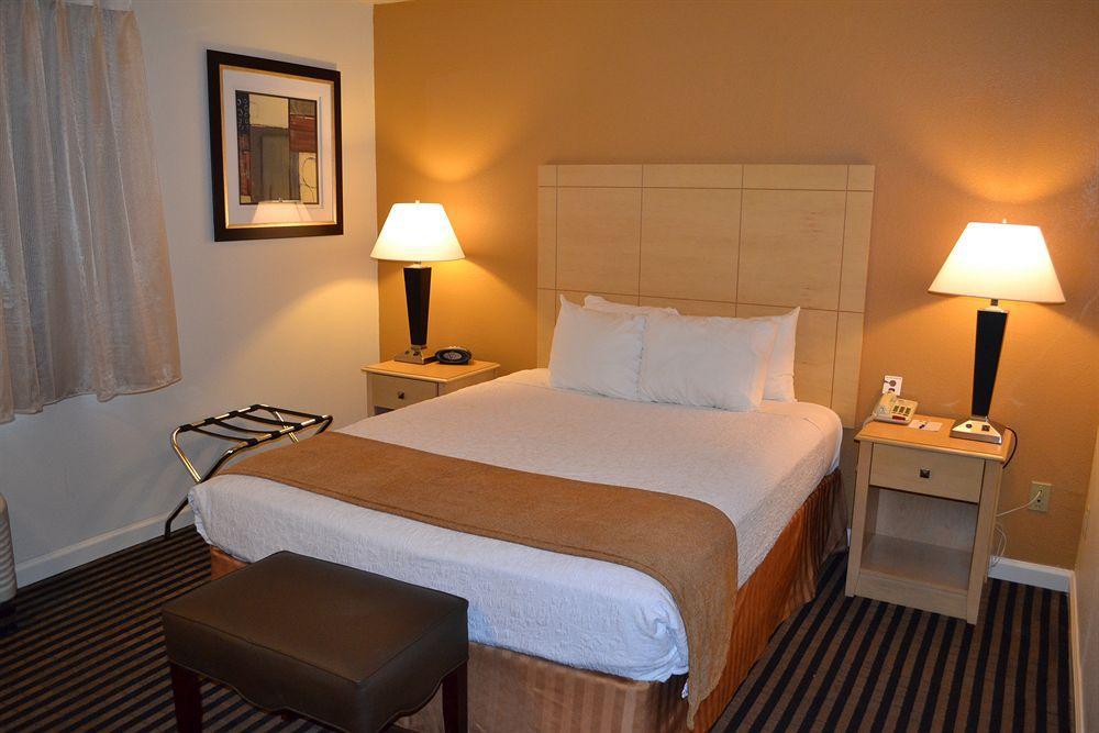 מנטקה Best Western Plus Executive Inn & Suites מראה חיצוני תמונה