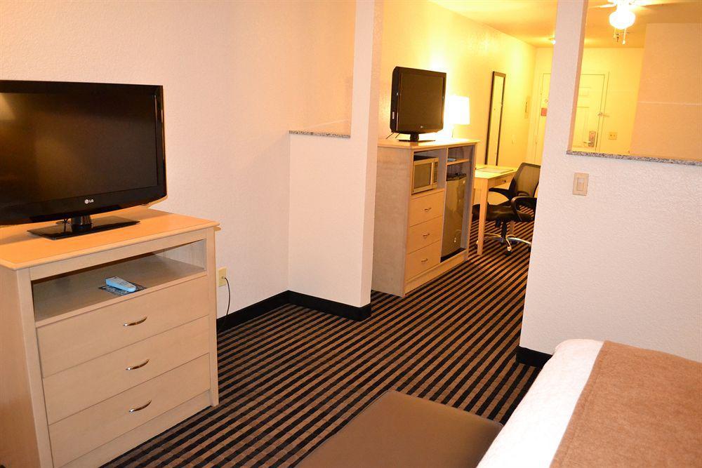 מנטקה Best Western Plus Executive Inn & Suites מראה חיצוני תמונה