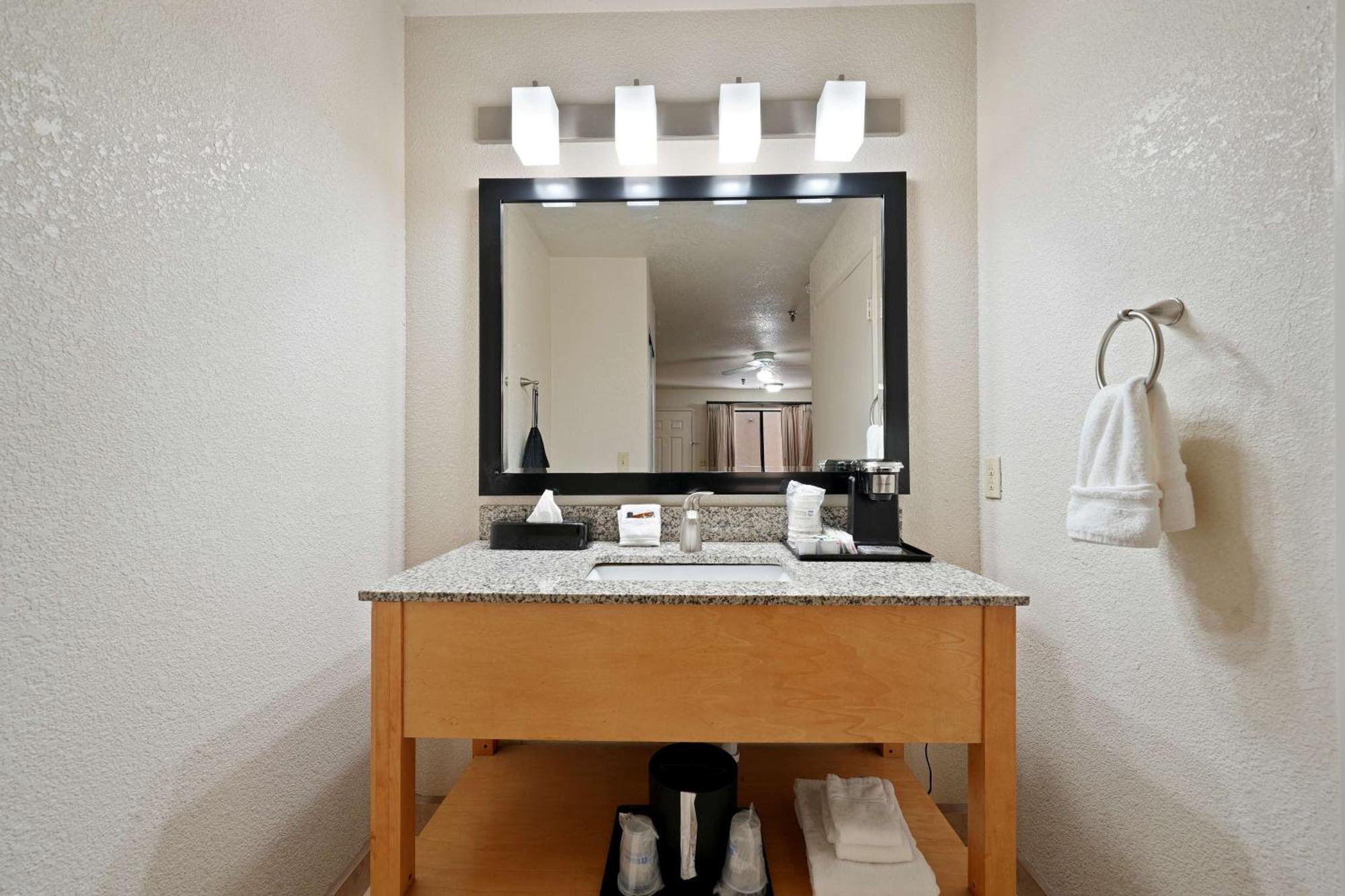 מנטקה Best Western Plus Executive Inn & Suites מראה חיצוני תמונה
