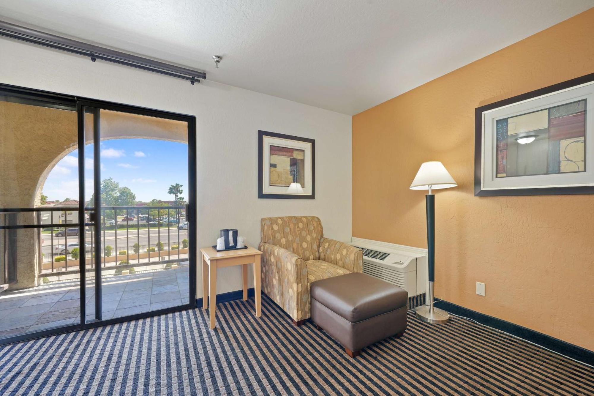 מנטקה Best Western Plus Executive Inn & Suites מראה חיצוני תמונה