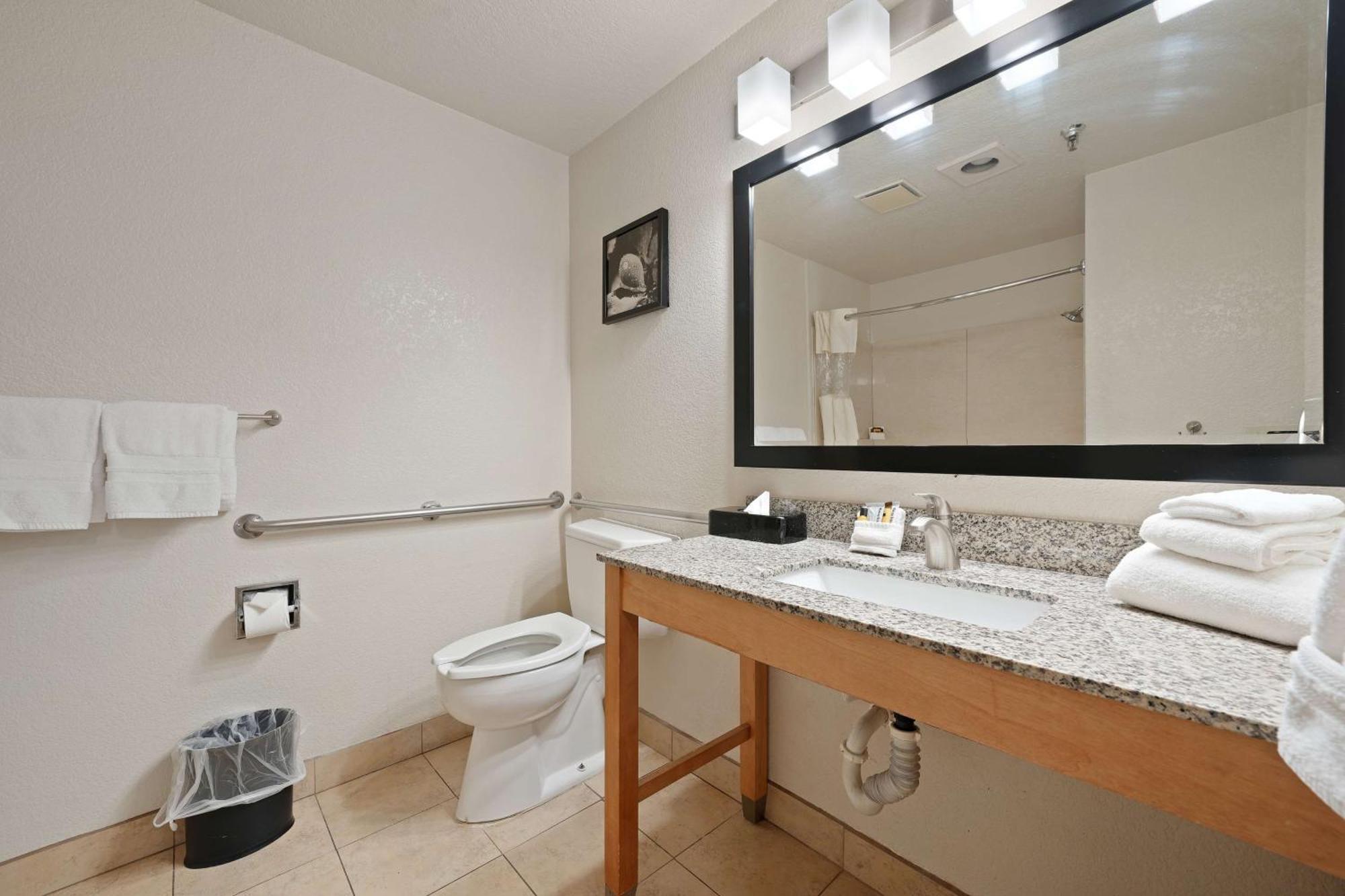 מנטקה Best Western Plus Executive Inn & Suites מראה חיצוני תמונה