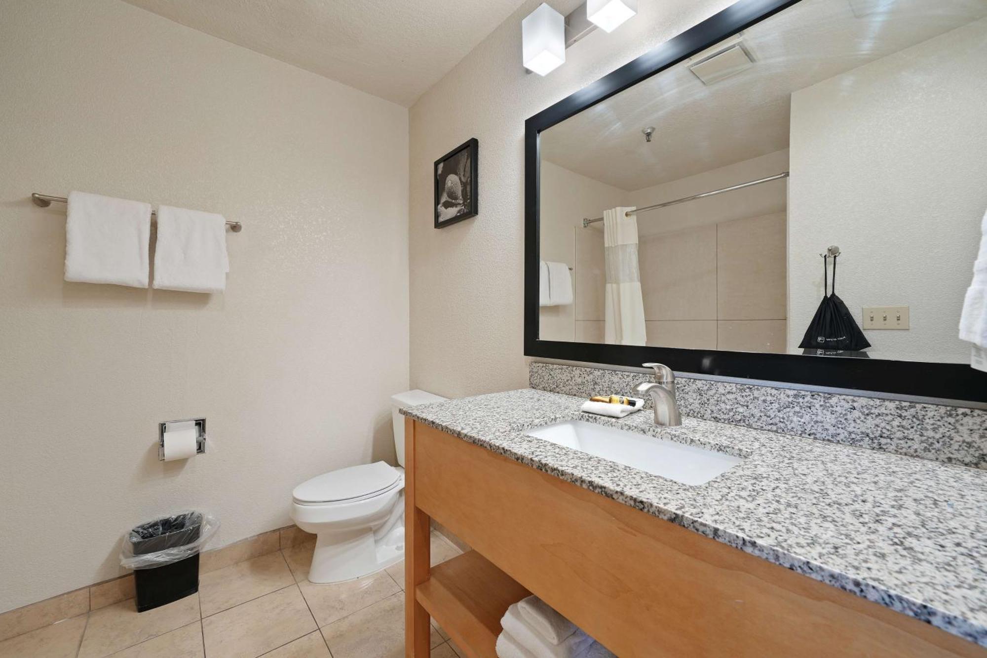מנטקה Best Western Plus Executive Inn & Suites מראה חיצוני תמונה